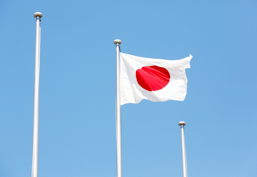 風に揺れる日本国旗